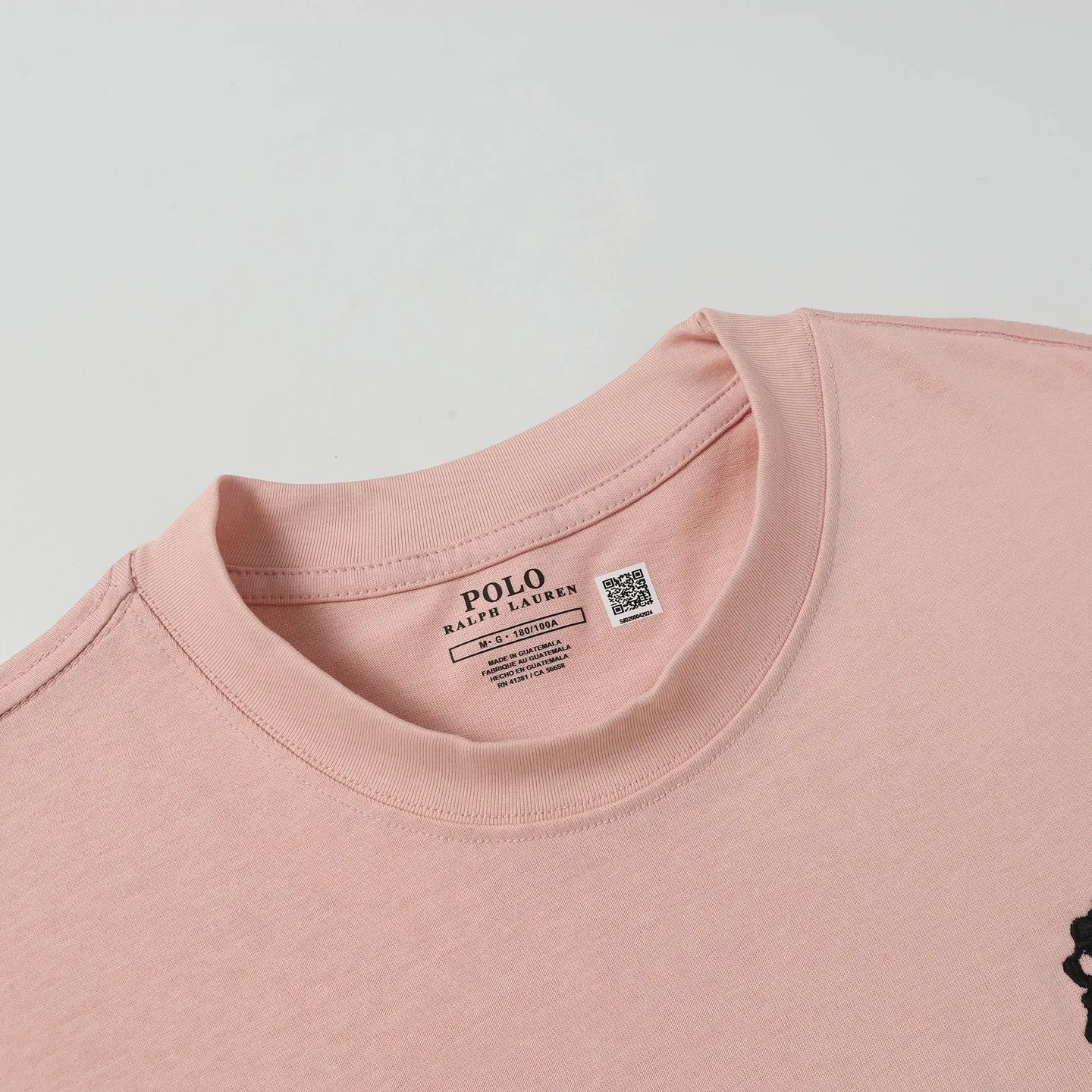 P130 Style number: A001 Brand reputation: Ralph Lauren is an internationally renowned high-end fashion brand that represents quality, style and status. Wearing its short sleeves can highlight consumers' taste and body. Classic design: The brand has unique and enduring classic design elements, such as the polo logo, iconic color matching, etc., which are both fashionable and recognizable. High-quality fabric: Made of double yarn 280g fabric, usually made of high-quality cotton fabric, which is soft, breathable, and sweat-absorbent, comfortable to wear, and suitable for various occasions and seasons. Exquisite craftsmanship: Pay attention to detail processing and production technology, neat stitching, and tailoring to ensure the durability and beauty of the clothing. Diversified styles: covering a variety of styles from casual to formal, simple to gorgeous, meeting the individual needs and wearing scenarios of different consumers. Strong matchability: Can be matched with a variety of bottoms, jackets and accessories to easily create a variety of different fashion looks. Inheritance and innovation: While maintaining the traditional charm of the brand, we constantly innovate designs and incorporate new fashion elements to keep our products attractive. Brand values: The American lifestyle and positive values ​​conveyed by Ralph Lauren are also recognized and yearned for by consumers. Color: Black White Gray Blue White Blue Red Pink Sky Blue Bean Green Burgundy Complete Sizes: S, M, L, XL,